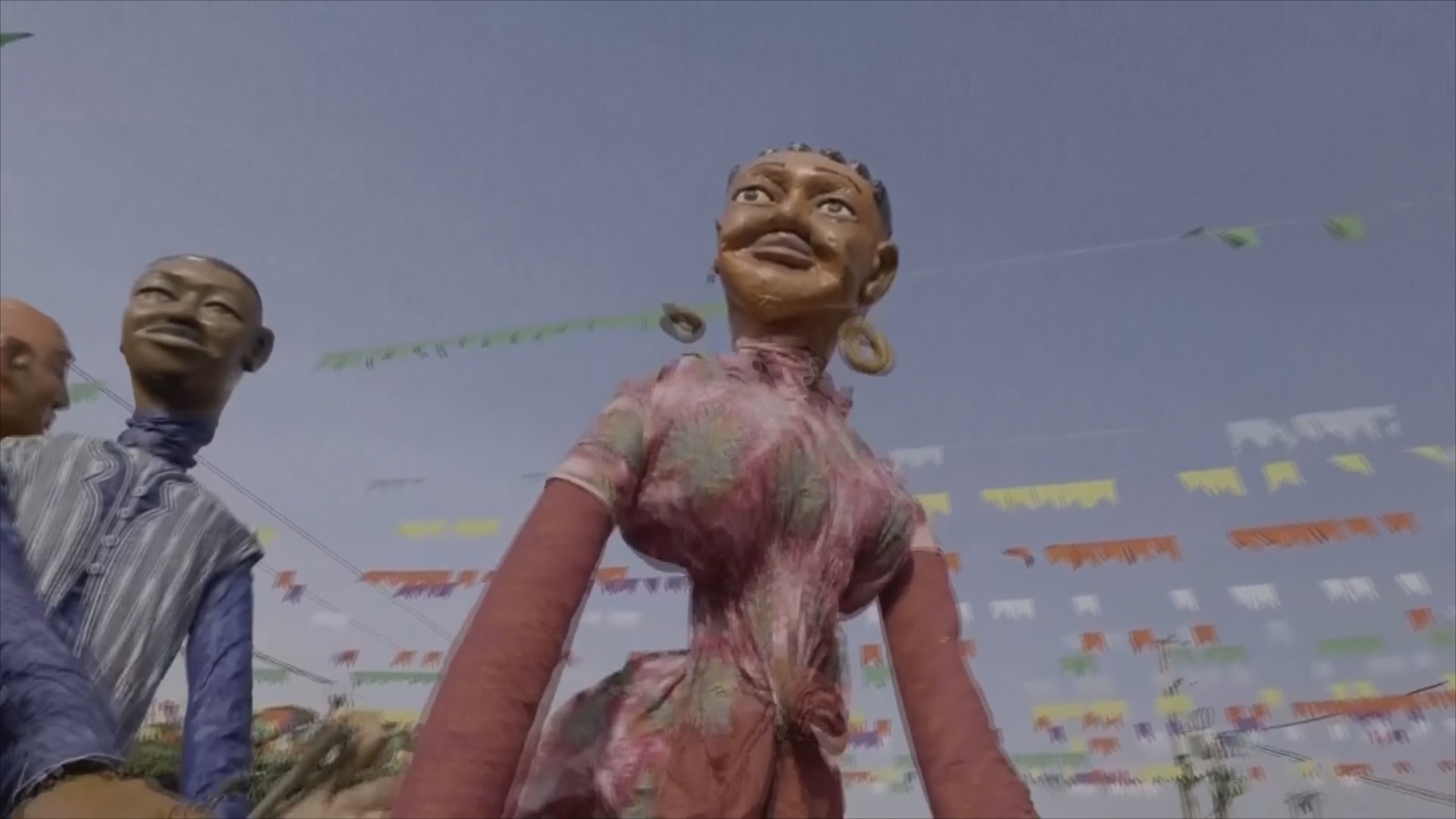 Парад гигантских кукол прошёл в столице Мали Парад гигантских кукол прошёл в столице Мали