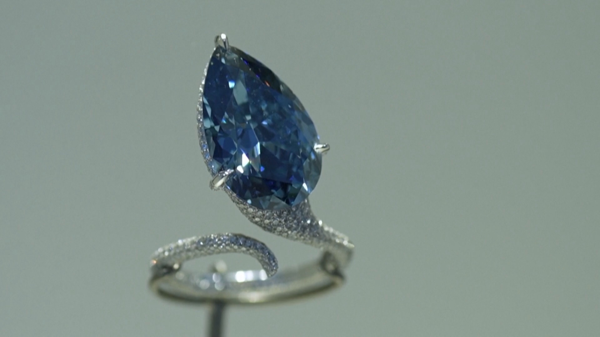 Бриллиант Mellon Blue продали за $26,6 млн на аукционе Christies Бриллиант Mellon Blue продали за $26,6 млн на аукционе Christies