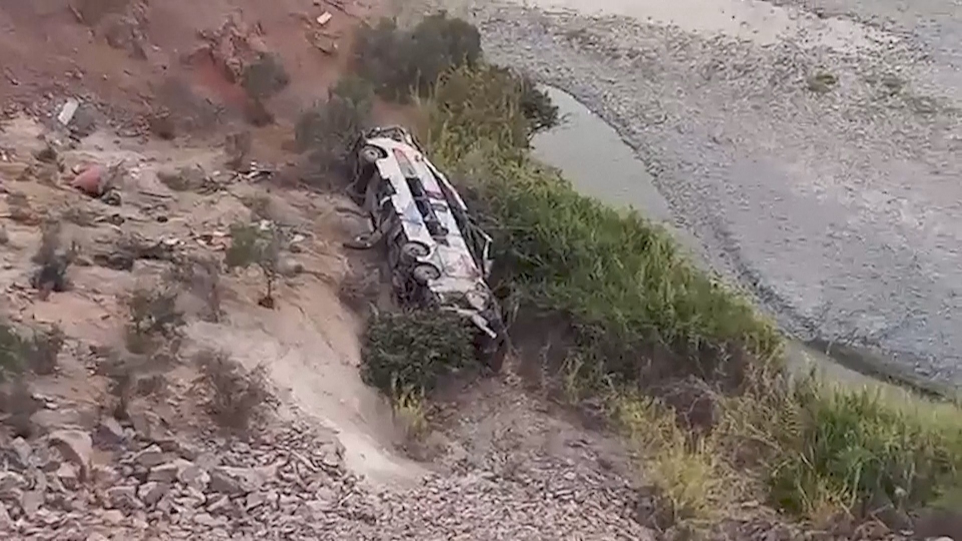 Автобус упал в овраг в Перу: 37 погибших Автобус упал в овраг в Перу: 37 погибших