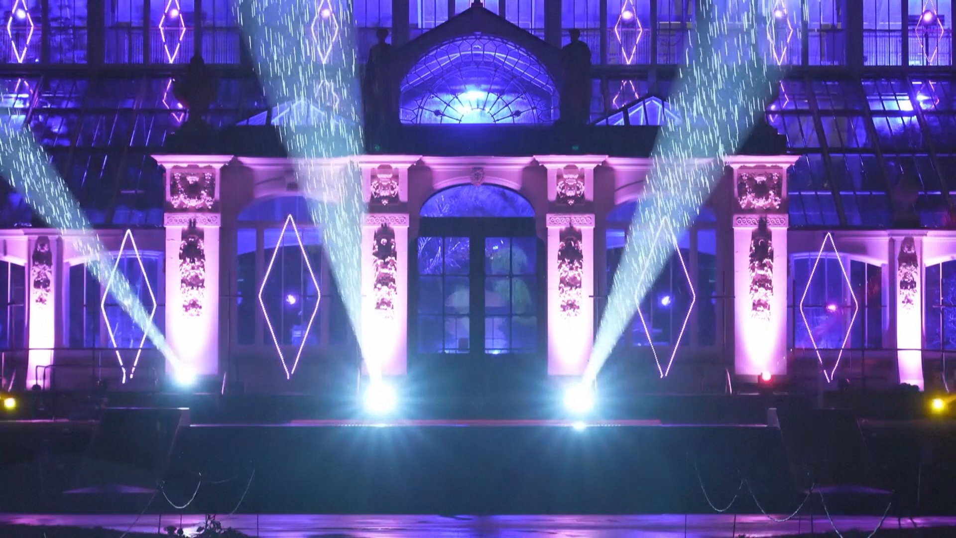 Миллионы рождественских огней подсветили Сады Кью в Лондоне Миллионы рождественских огней подсветили Сады Кью в Лондоне