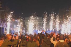 Рождественскую иллюминацию зажгли на Елисейских полях в Париже