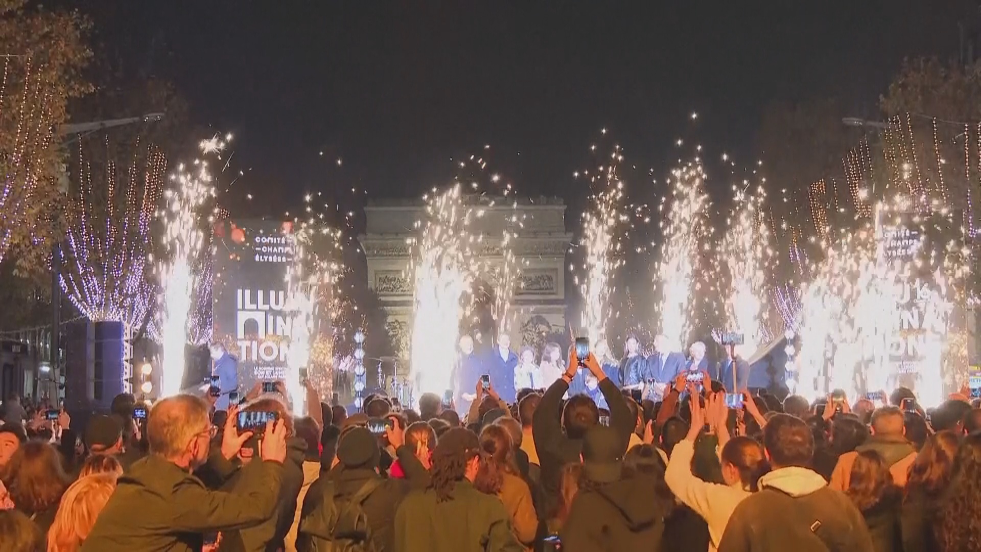 Рождественскую иллюминацию зажгли на Елисейских полях в Париже