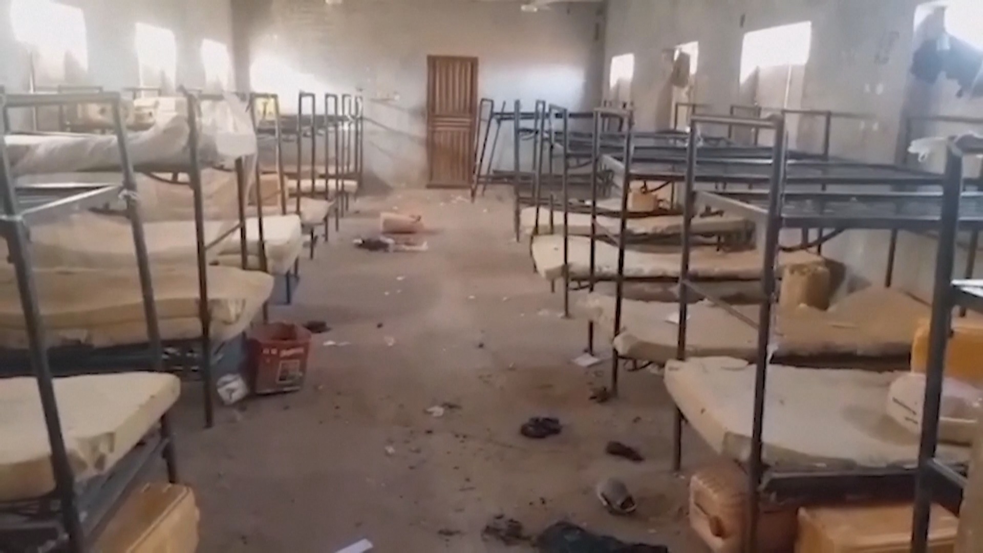 В Нигерии боевики убили замдиректора школы и похитили 25 учениц В Нигерии боевики убили замдиректора школы и похитили 25 учениц