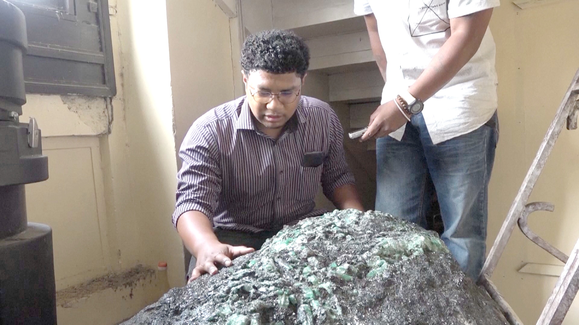 Военное руководство Мадагаскара нашло изумруд весом 300 кг во дворце президента Военное руководство Мадагаскара нашло изумруд весом 300 кг во дворце президента