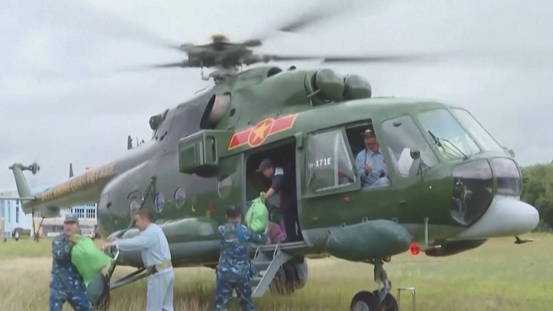 Наводнения во Вьетнаме: более 90 погибших Наводнения во Вьетнаме: более 90 погибших