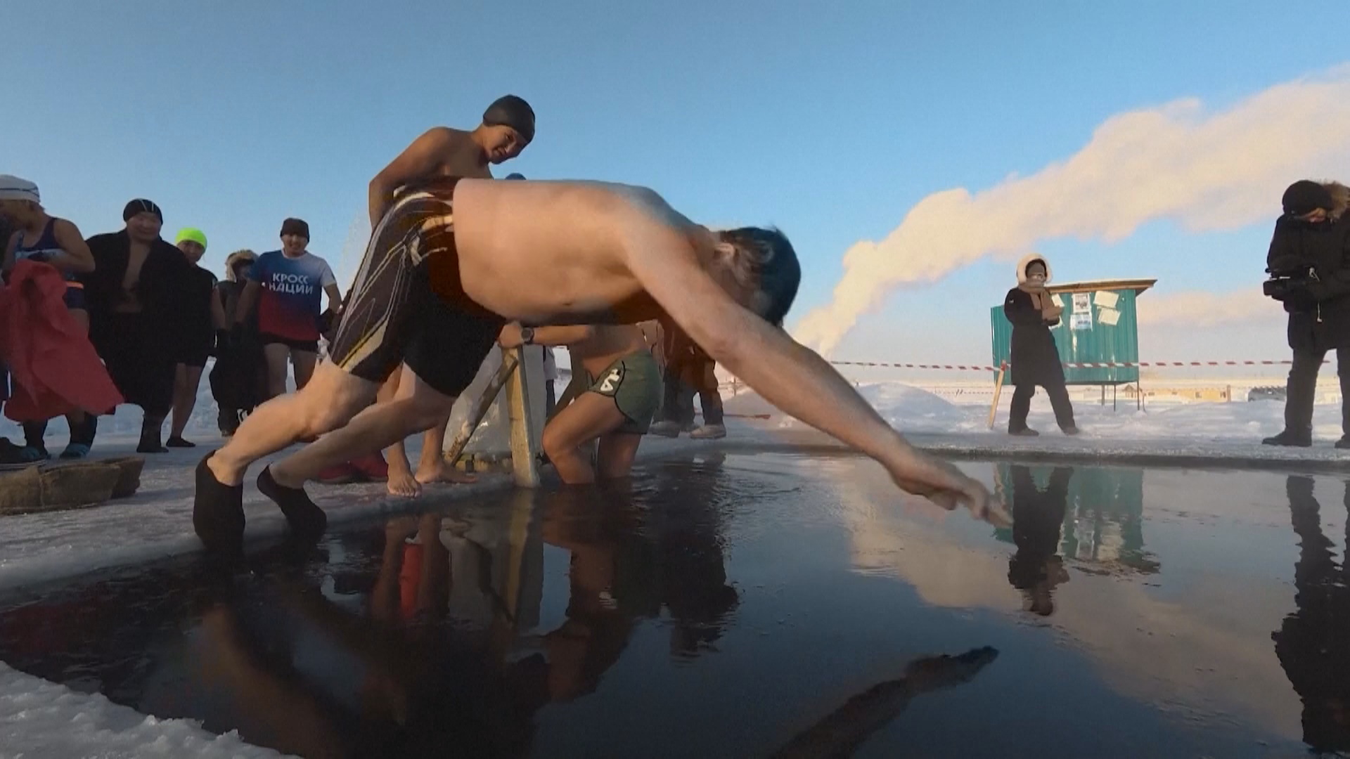 Якутские моржи поплавали в проруби при минус 30°C