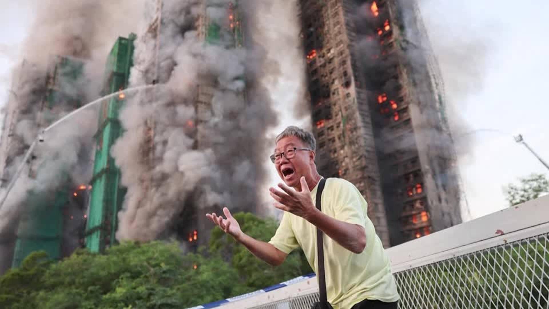 Смертоносный пожар в Гонконге охватил семь 32-этажных жилых зданий