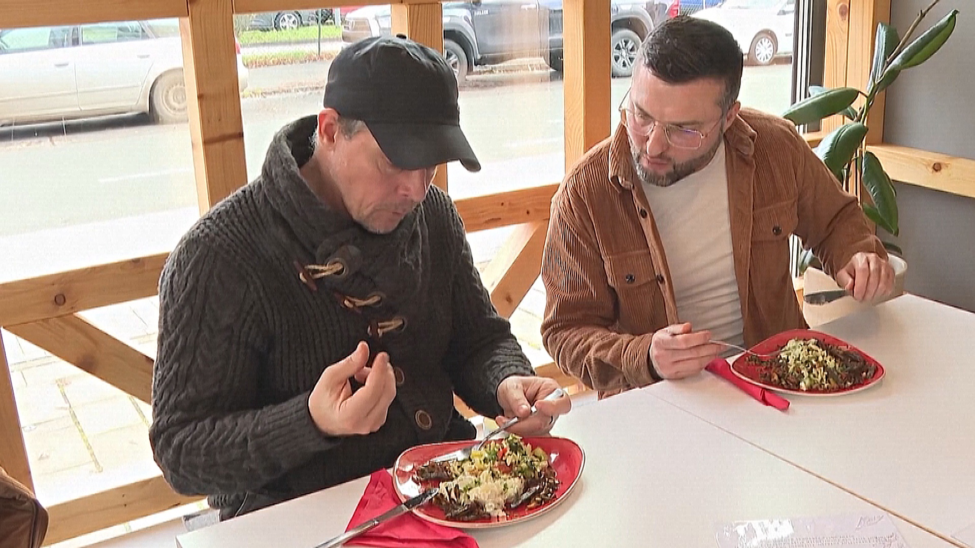 Кузнечики, сверчки и мучные черви: в немецком кафе всё это можно найти в салате