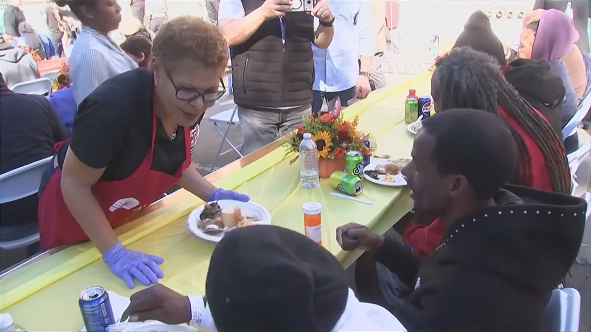 День благодарения: знаменитости и городские власти раздали обеды бездомным в Лос-Анджелесе