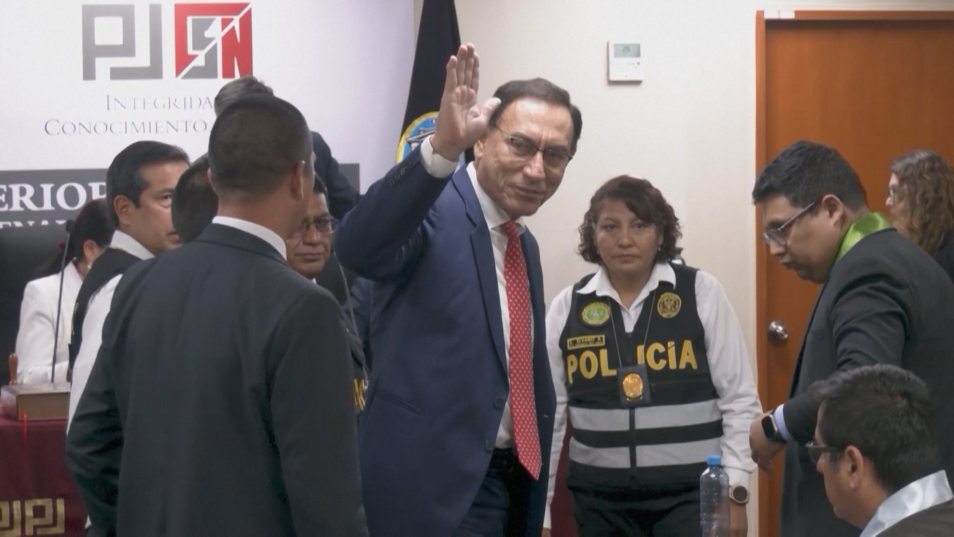 Экс-президенту Перу Мартину Вискарре дали 14 лет тюрьмы за коррупцию