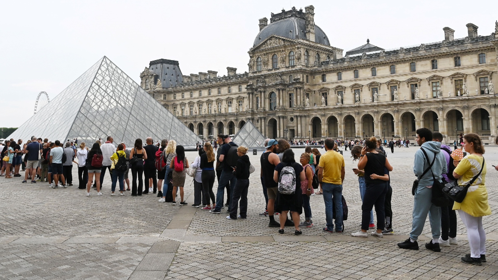 Лувр повысит цену билета на 45% для гостей не из стран ЕС Лувр повысит цену билета на 45% для гостей не из стран ЕС