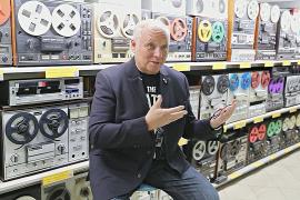 Казахский коллекционер хранит десятки советских магнитофонов