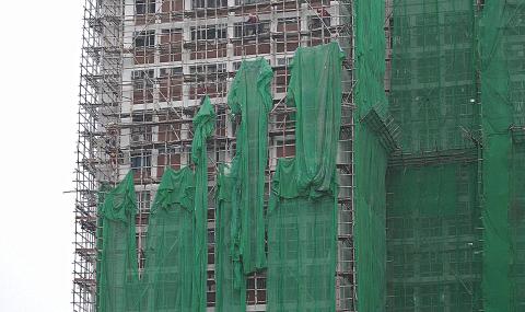 В Гонконге со всех зданий снимают строительную сетку