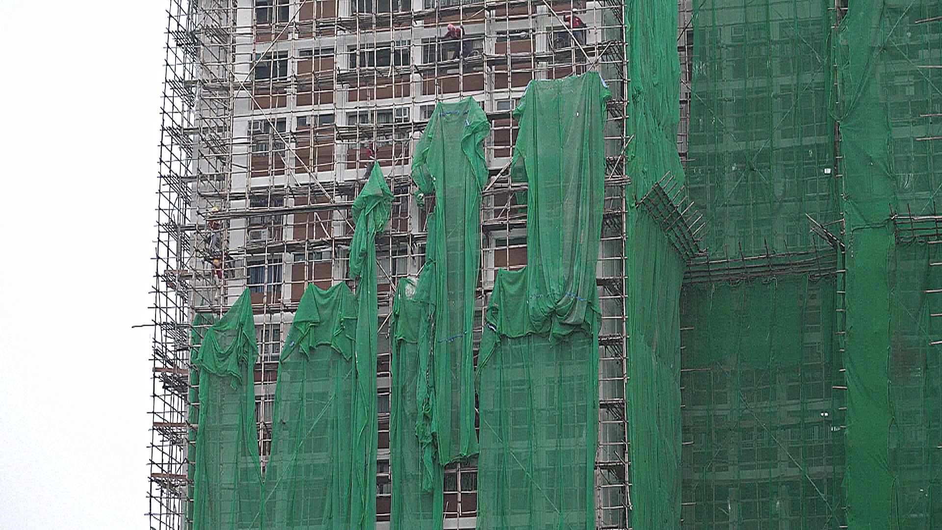 В Гонконге со всех зданий снимают строительную сетку