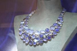 На аукцион Sothebys выставят украшения Дженнифер Лоуренс и пальто Жаклин Кеннеди