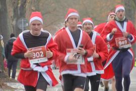 Тысячи Санта-Клаусов поучаствовали в забегах в Великобритании и Германии
