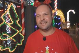 Гирлянды, ёлки и олени: мужчина превратил свой дом в Кейптауне в рождественскую сказку