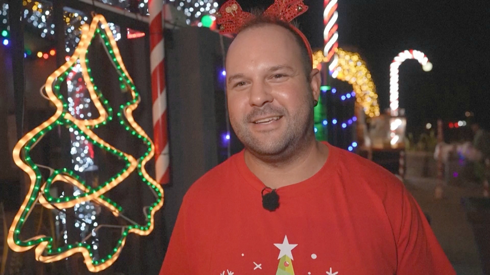 Гирлянды, ёлки и олени: мужчина превратил свой дом в Кейптауне в рождественскую сказку