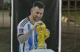 В Калькутте к приезду Лионеля Месси установили в честь него 20-метровую статую