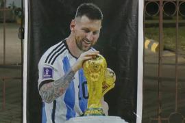 В Калькутте к приезду Лионеля Месси установили в честь него 20-метровую статую