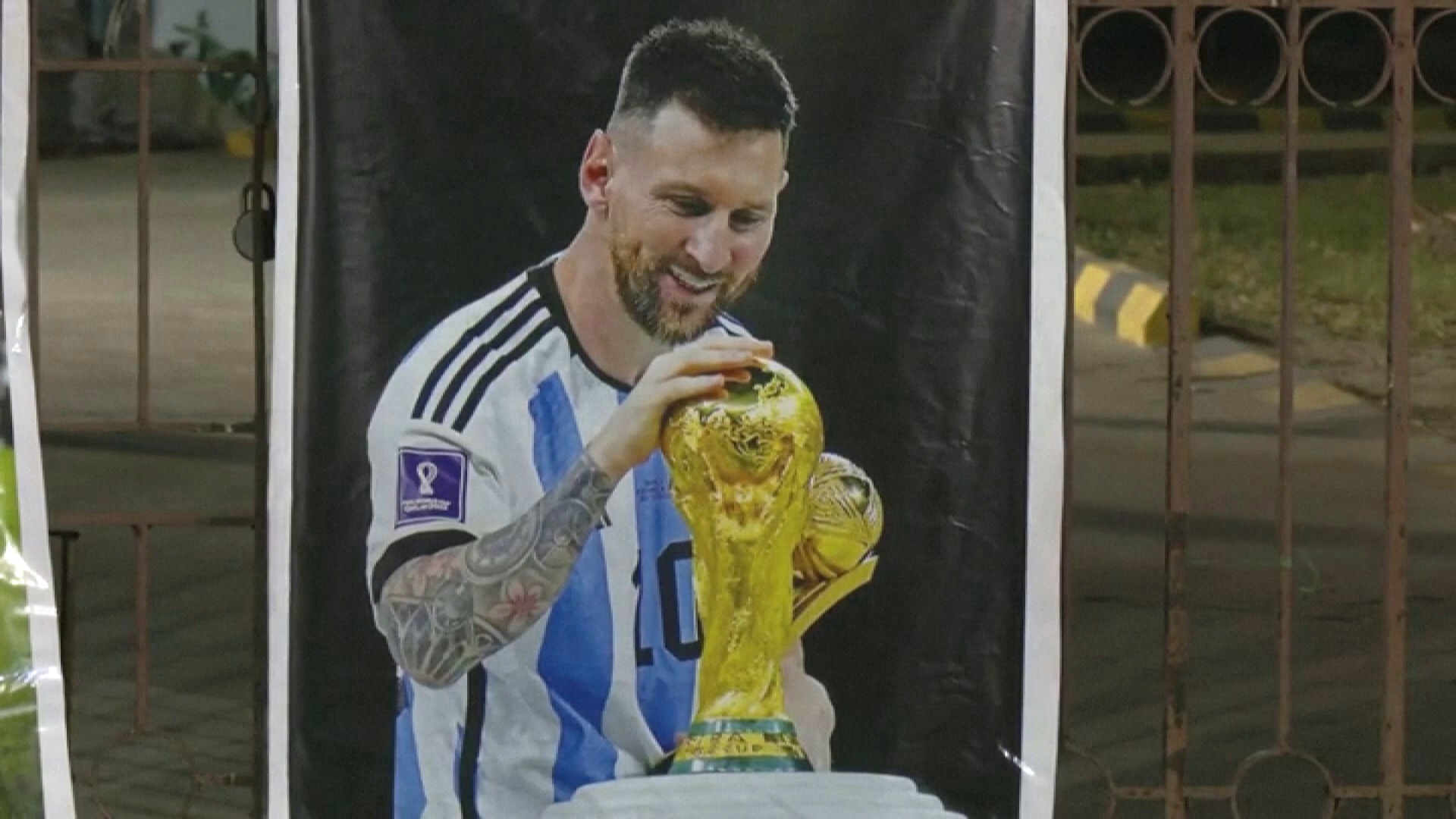 В Калькутте к приезду Лионеля Месси установили в честь него 20-метровую статую В Калькутте к приезду Лионеля Месси установили в честь него 20-метровую статую