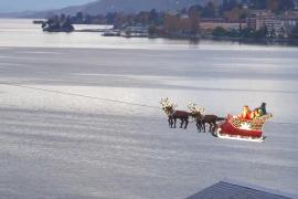 Санта-Клаус в санях каждый вечер пролетает над Женевским озером