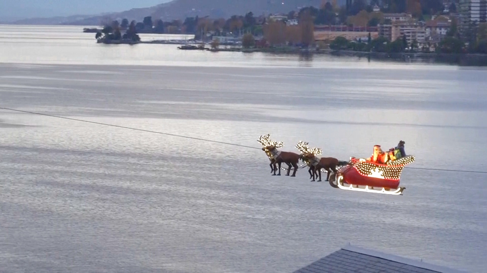 Санта-Клаус в санях каждый вечер пролетает над Женевским озером Санта-Клаус в санях каждый вечер пролетает над Женевским озером