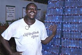 Ганский эколог превращает пластиковые отходы в рождественские ёлки