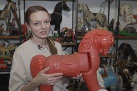 Обширную коллекцию лошадей-качалок собрала жительница Москвы