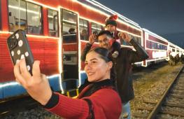 Рождественский поезд приносит радость тысячам людей в Боготе