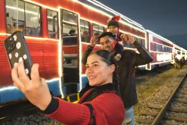 Рождественский поезд приносит радость тысячам людей в Боготе