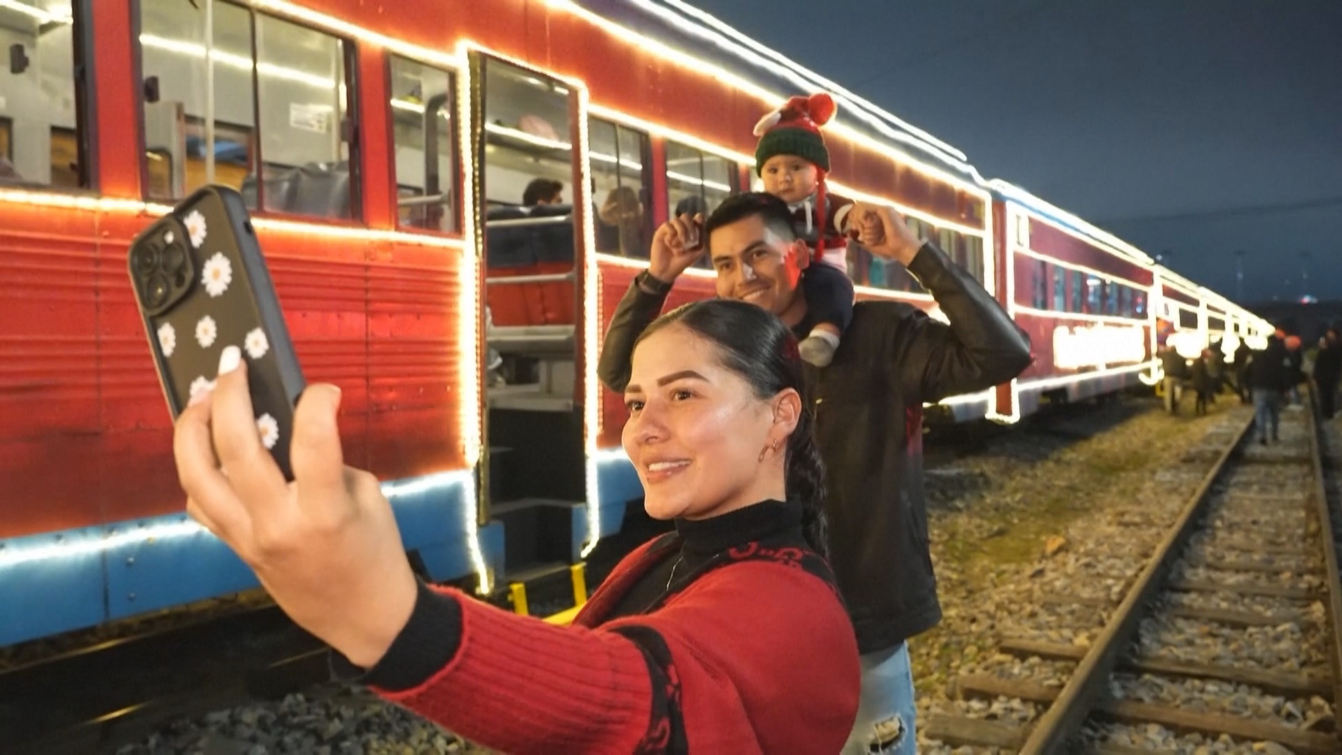 Рождественский поезд приносит радость тысячам людей в Боготе
