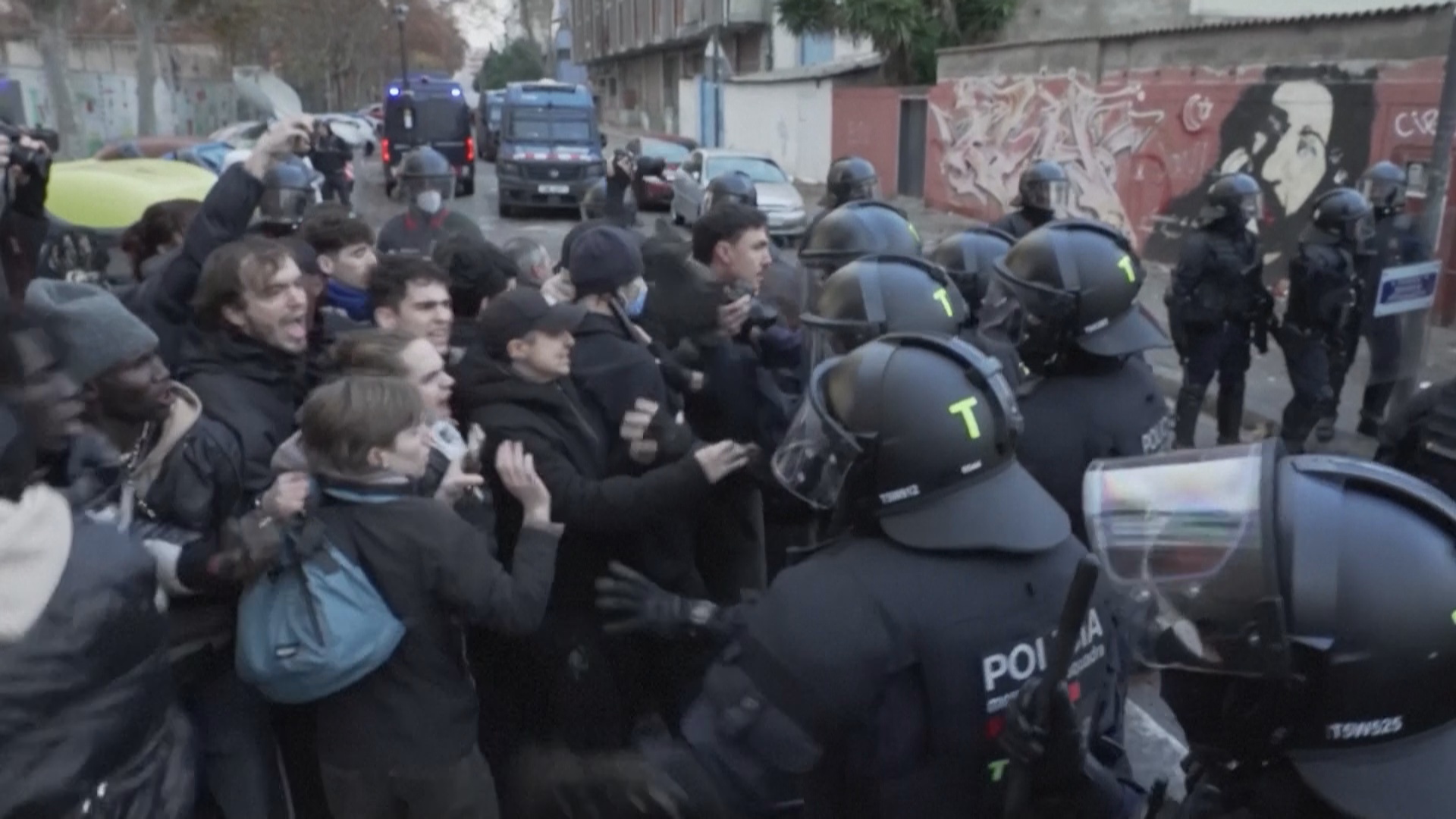 В испанском городе выселили 400 мигрантов из захваченного ими здания