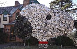 Велосипедист делает из выброшенных колёсных колпаков гигантские скульптуры