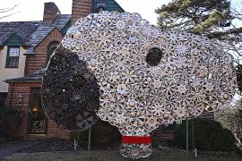 Велосипедист делает из выброшенных колёсных колпаков гигантские скульптуры