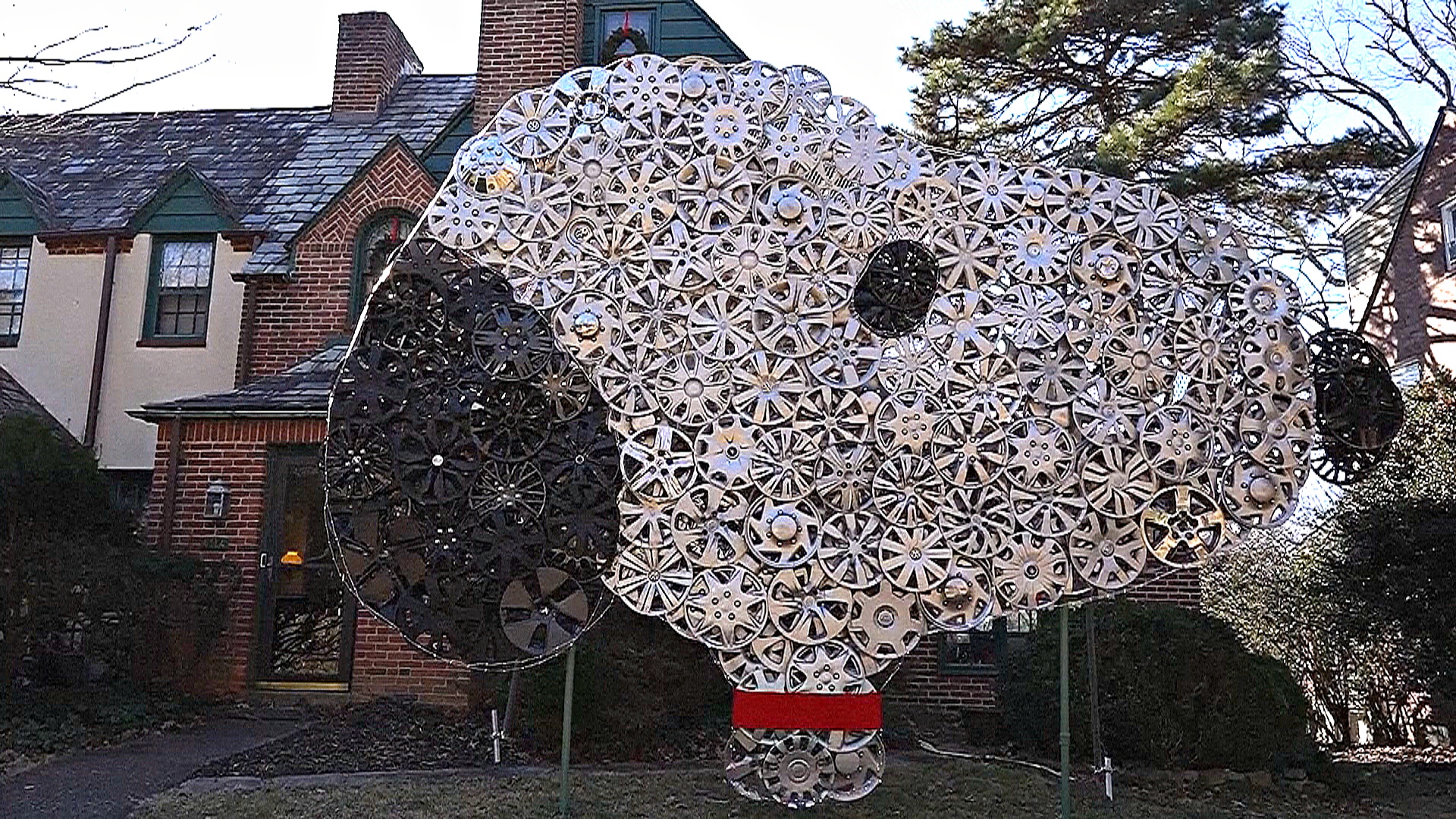 Велосипедист делает из выброшенных колёсных колпаков гигантские скульптуры