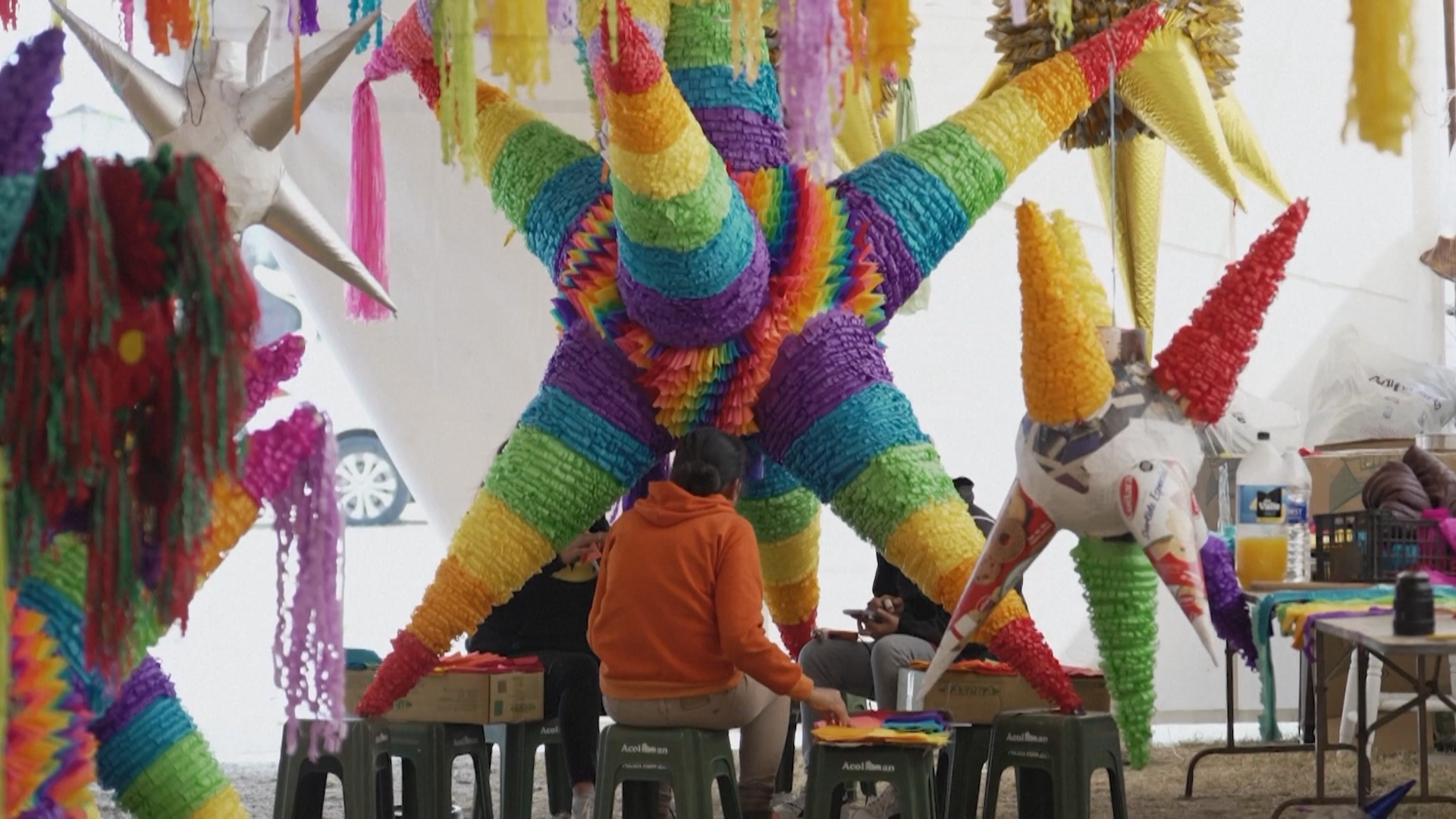 В Мексике мастерство изготовления пиньят передают из поколения в поколение