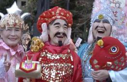 Тысячи японцев смеются в храме в Осаке, чтобы найти счастье и удачу