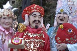 Тысячи японцев смеются в храме в Осаке, чтобы найти счастье и удачу