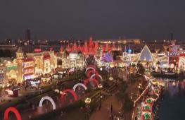 В Дубае сверкают рождественские огни и сияют наряженные ёлки