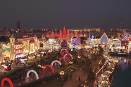 В Дубае сверкают рождественские огни и сияют наряженные ёлки