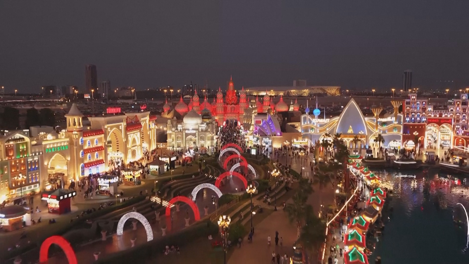 В Дубае сверкают рождественские огни и сияют наряженные ёлки