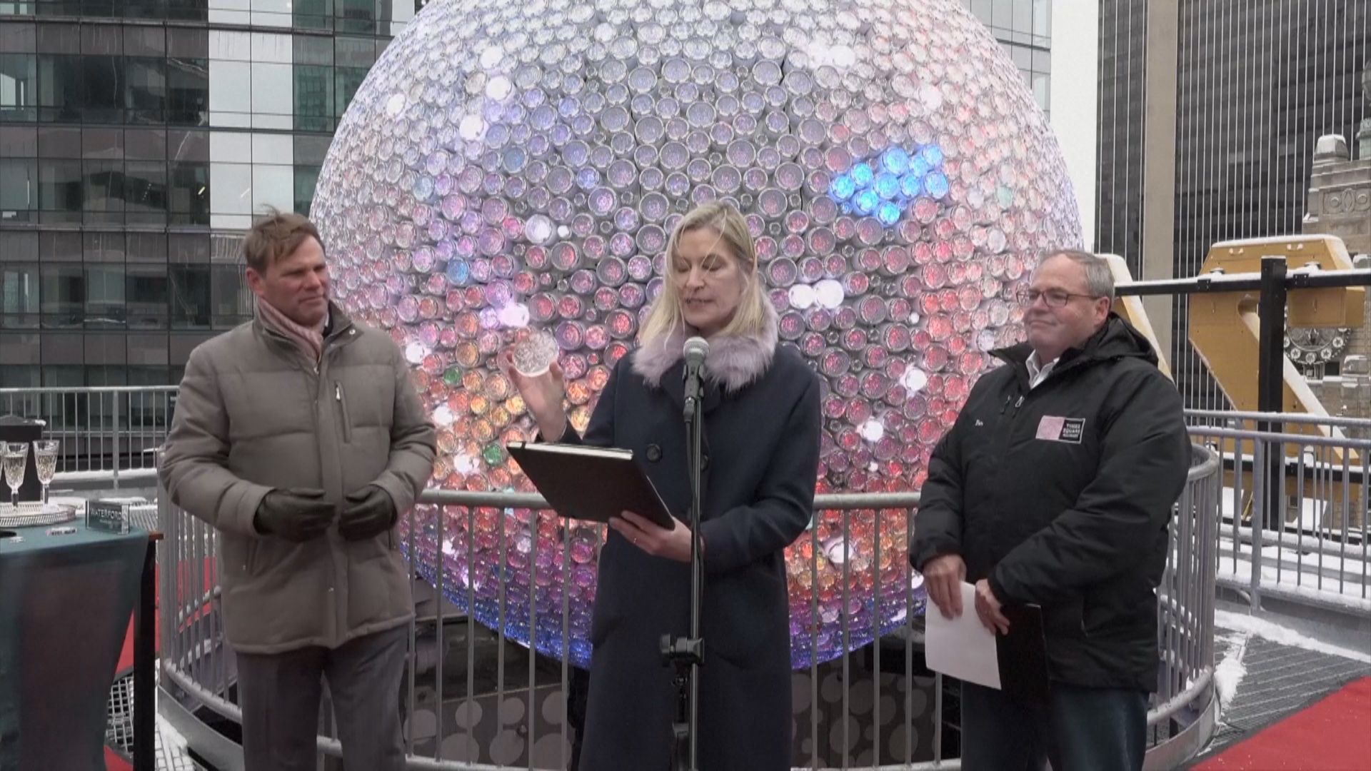 Более 5000 новых кристаллов вмонтировали в новогодний шар на Таймс-сквер