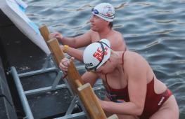 330 человек поучаствовали в зимнем заплыве в Праге