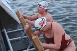 330 человек поучаствовали в зимнем заплыве в Праге