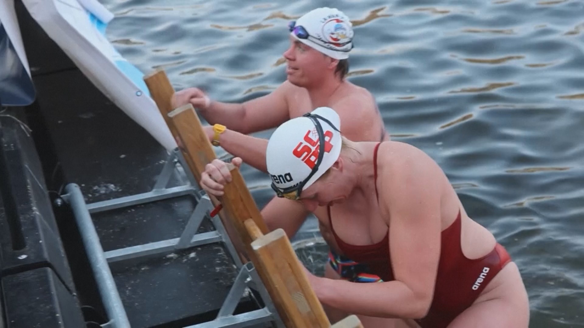 330 человек поучаствовали в зимнем заплыве в Праге