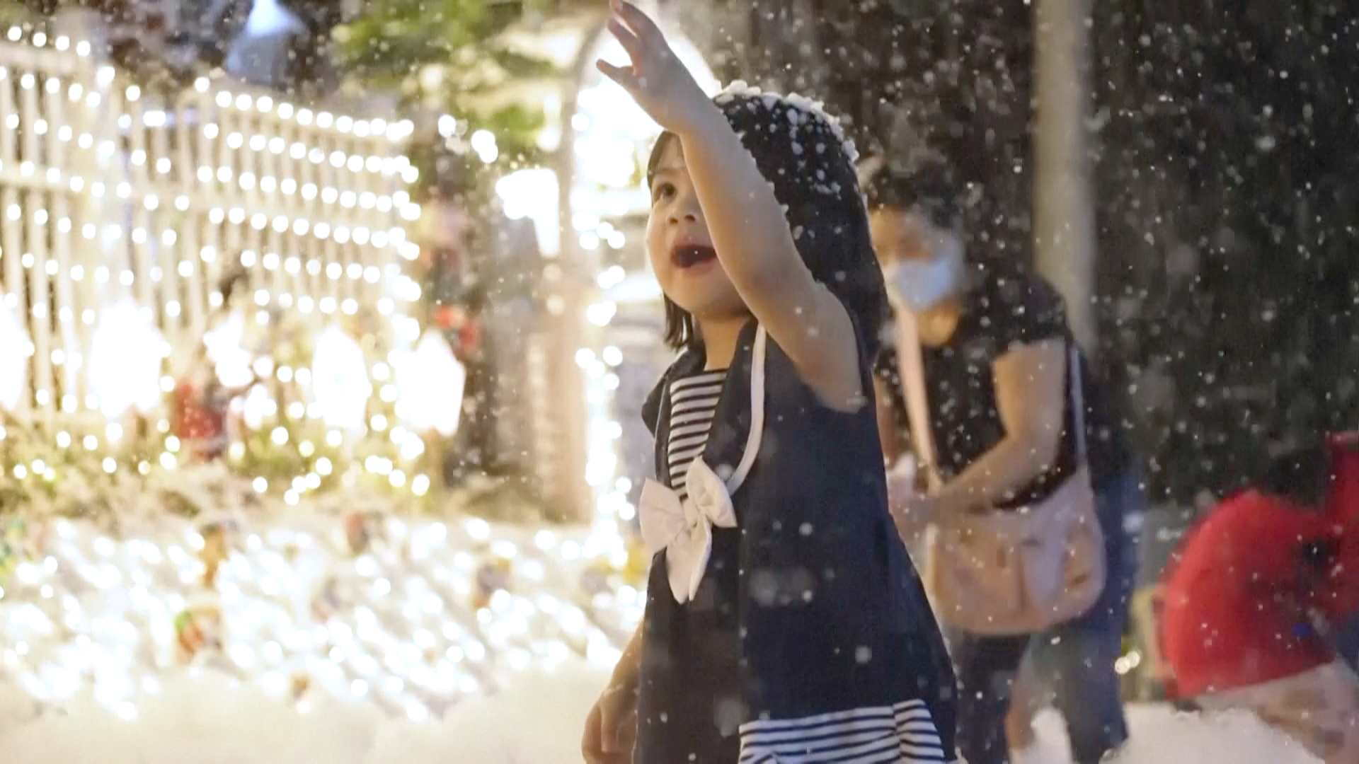 Ослепительное сияние и снегопад: как семья на Филиппинах украшает дом к Рождеству