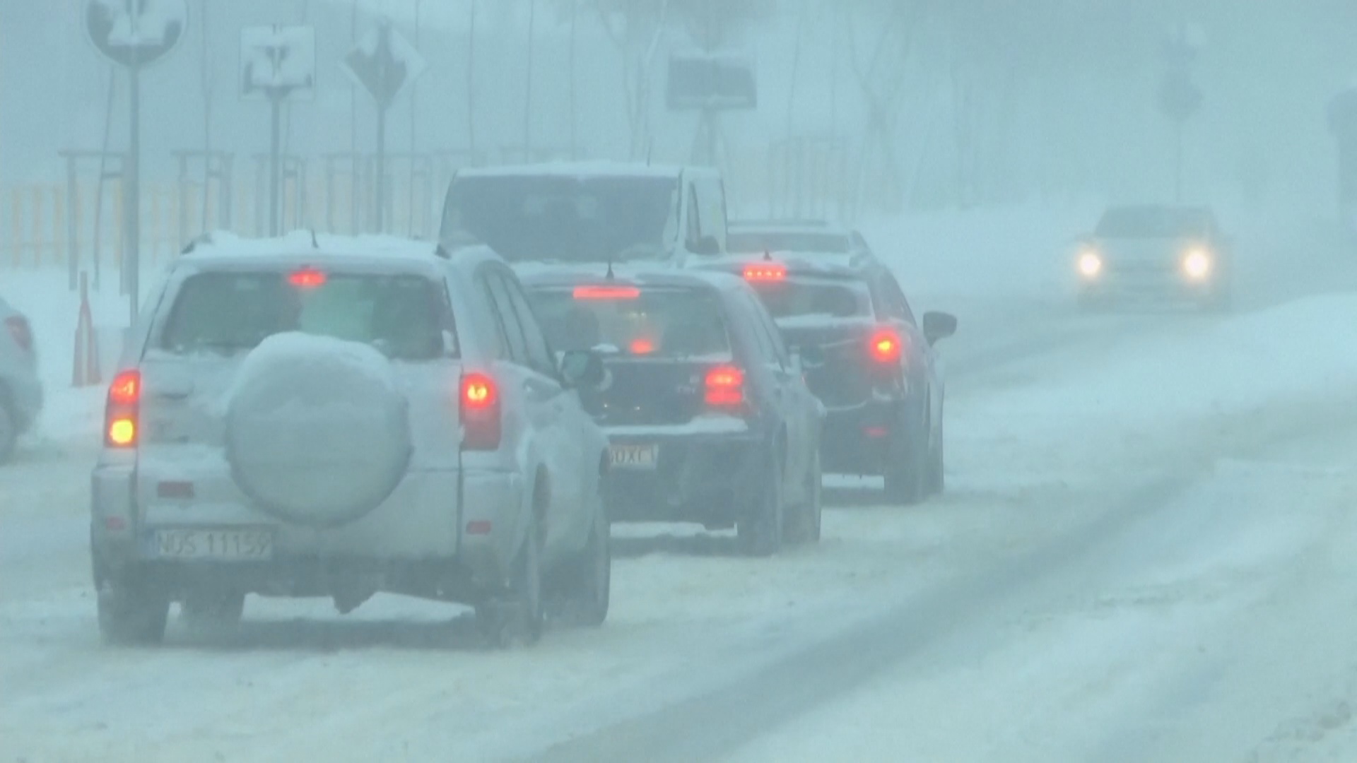 Сильный снегопад в Польше: на дороге пробки длиной в 20 км