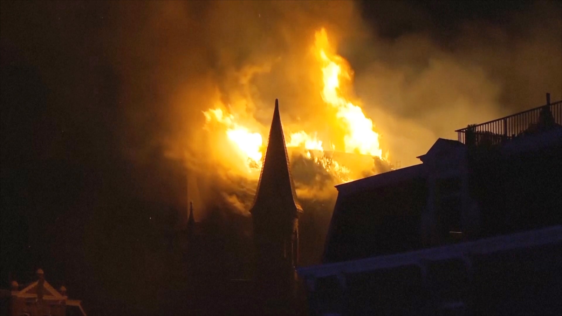 Церковь сгорела в новогоднюю ночь в Амстердаме Церковь сгорела в новогоднюю ночь в Амстердаме