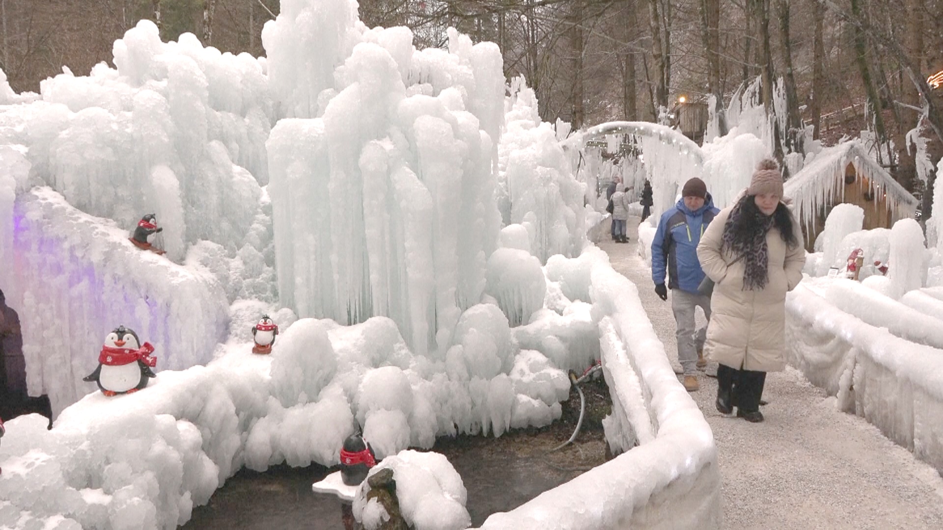 Ледяное королевство каждую зиму появляется среди Юлианских Альп в Словении Ледяное королевство каждую зиму появляется среди Юлианских Альп в Словении